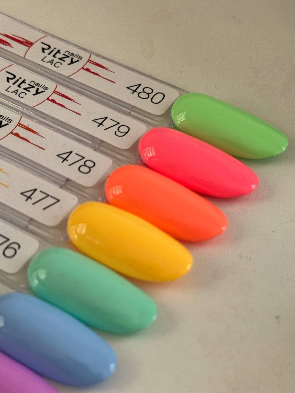 "La Isla Bonita" colección de 10colores x 9ml